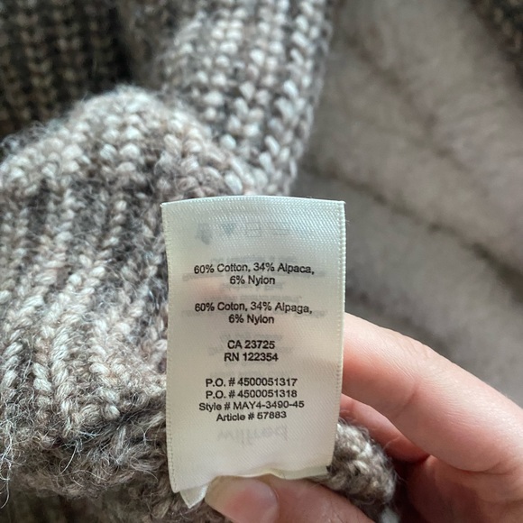 Aritzia V-neck knit sweater - Picture 8 of 8